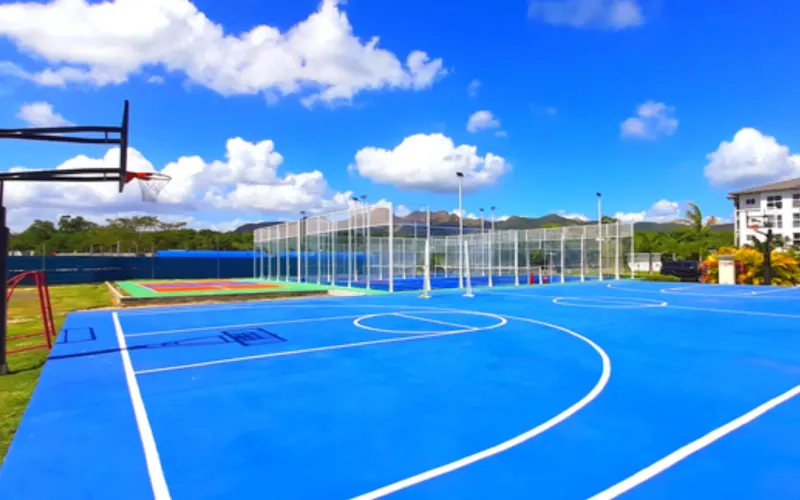 Cancha de básquetbol en Playa Caracol