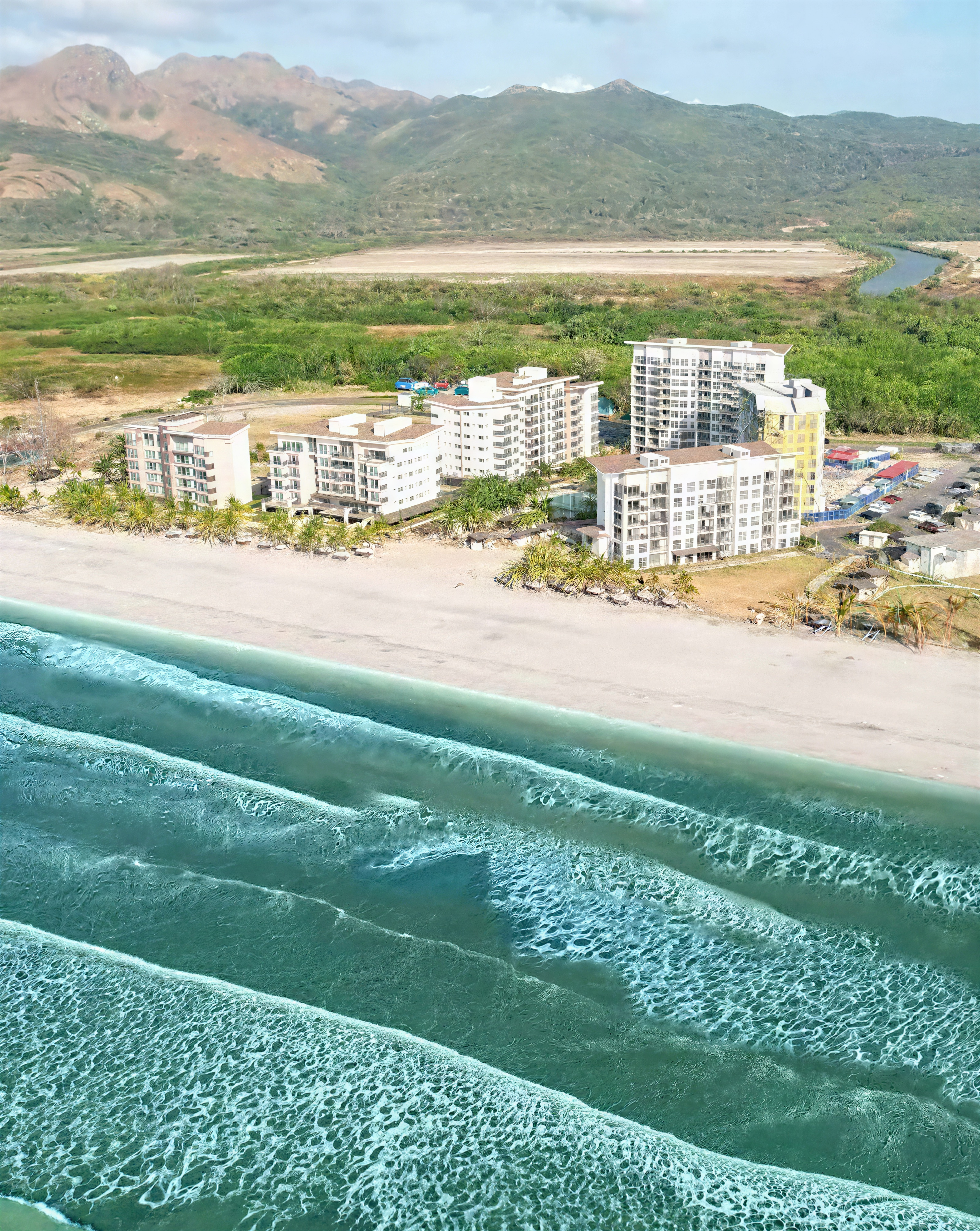 Vista aérea del complejo y la costa