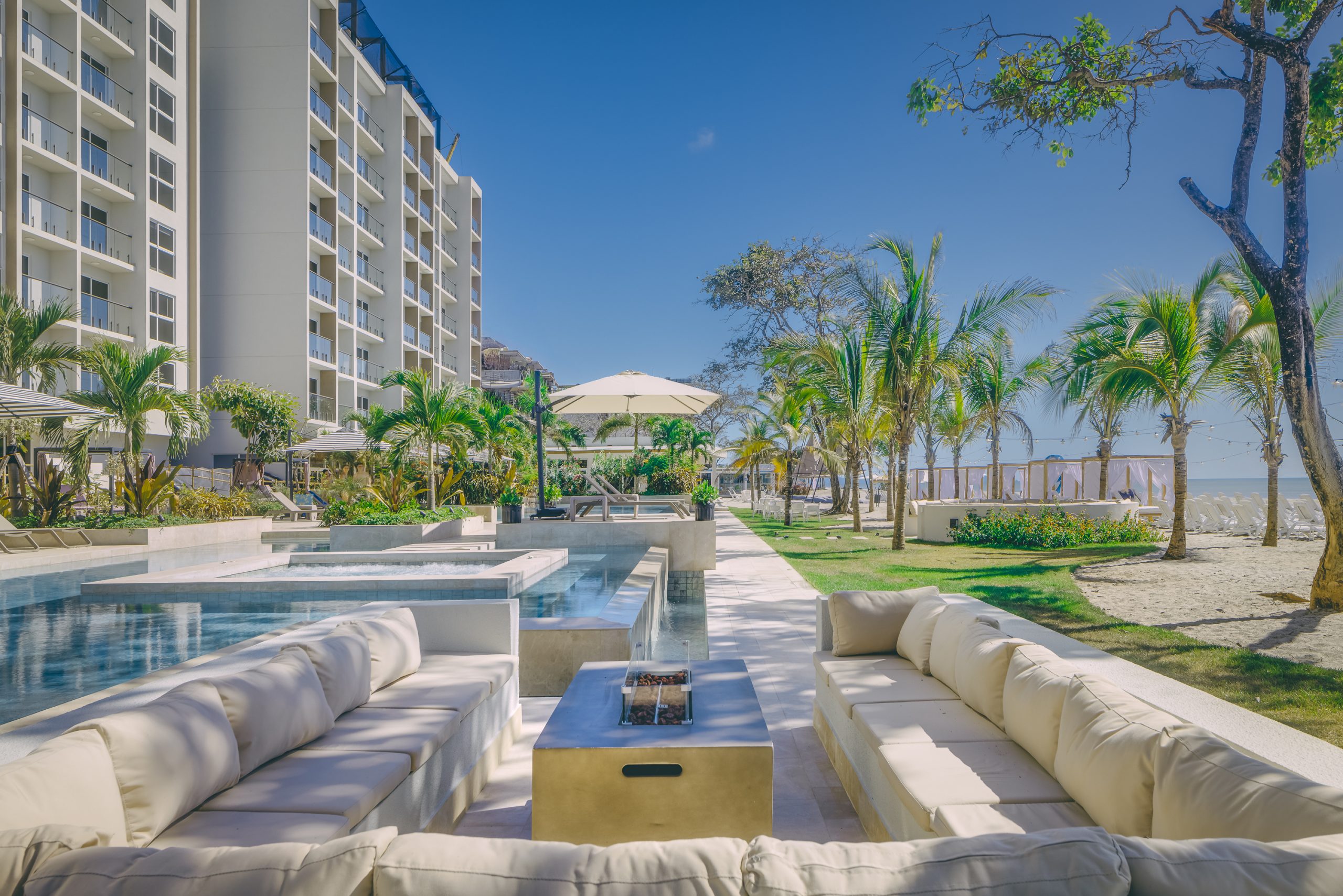 Área lounge exterior del Radisson Riviera Panamá