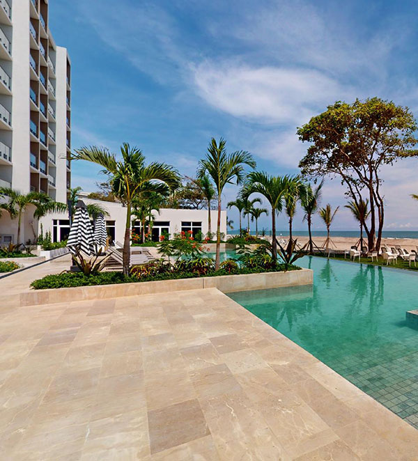 Piscina del Radisson Riviera Panamá frente al mar